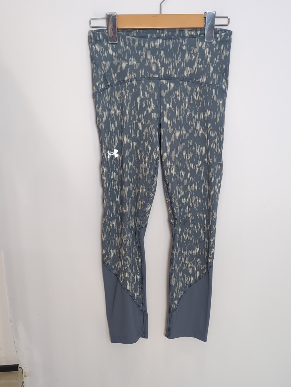 UNDER ARMOUR | Women's Grey/Green Mid-Rise Drawstring Compression Capri Leggings